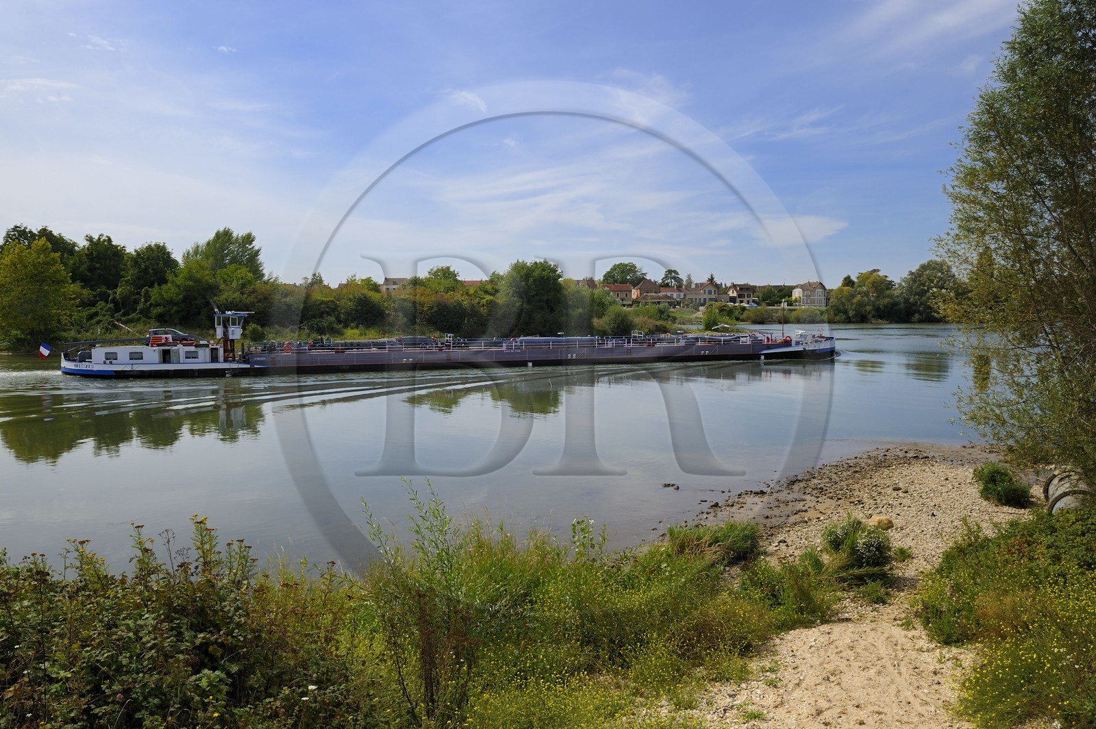 France, Val-d'Oise (95), Vétheuil, une péniche descent la Seine
