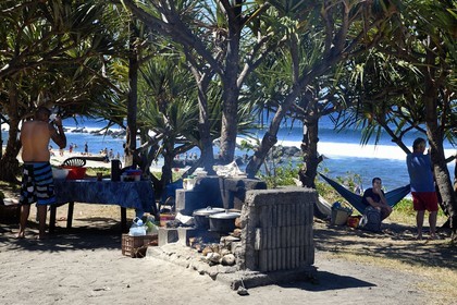 France, Ile de la Reunion, Petite-Ile sur la côte sud, plage de Grand-Anse, famille créole profitant d'une journée de picnic en plein air dans une zone aménagée en bord de mer