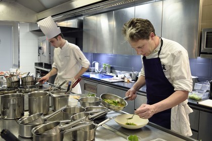 France, Alpes Maritimes (06), Saint-Jean-Cap-Ferrat, Grand-Hotel du Cap-Ferrat, palace 5 étoiles du groupe Four Seasons Hotel, le chef du restaurant étoilé Michelin Yoric Tièche dans les cuisines