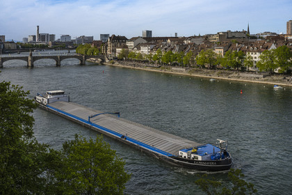 Suisse, Bâle, quartier du Petit Bâle sur la rive droite du Rhin et péniche qui remonte le fleuve, le pont de Mittlere Brucke en arrière plan