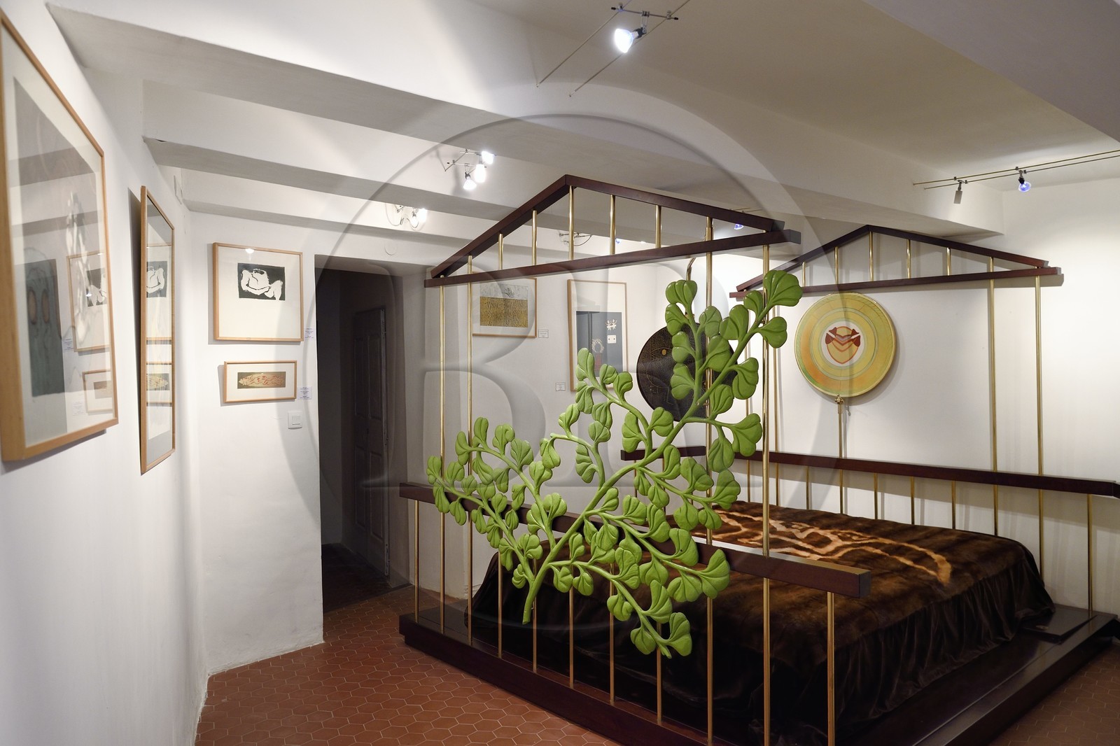 France, Var (83), Seillans, labellisé Les Plus Beaux Villages de France, la Maison Waldberg renferme les donations Max Ernst, Dorothea Tanning et Stan Appenzeller, le Lit Cage (1974) de Max Ernst