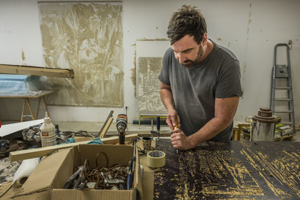 France, Hérault (34), Sète, l'artiste plasticien Jean Denant dans son atelier