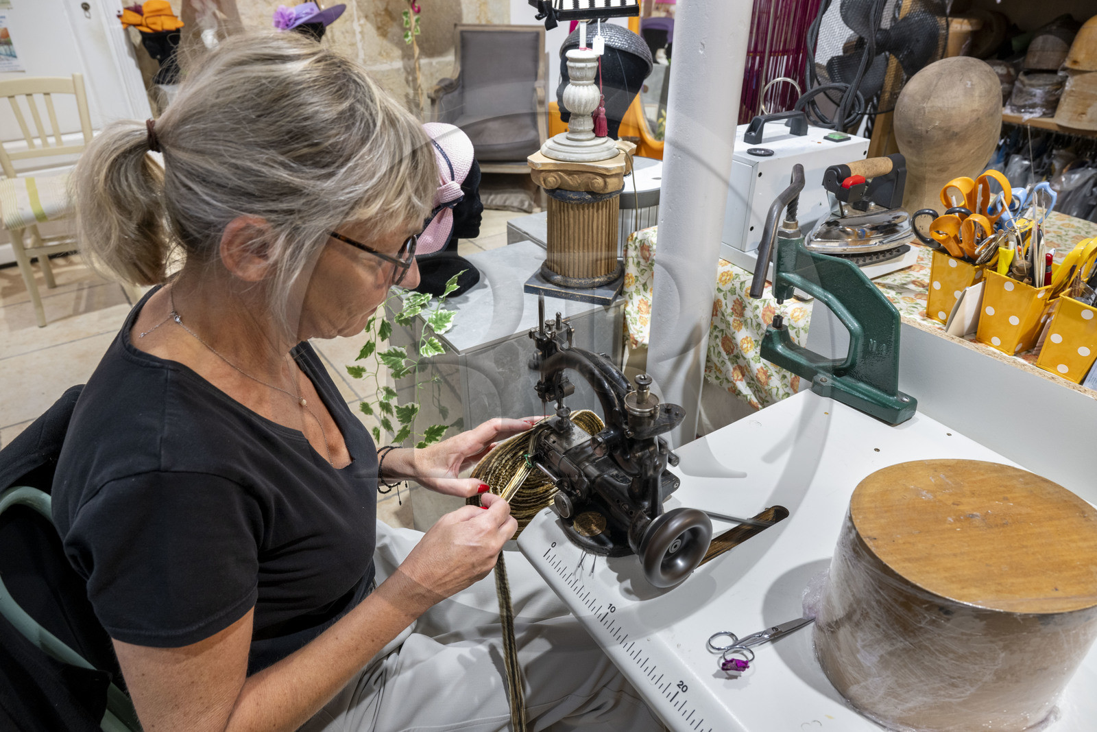 France, Côte-d'Or (21), Dijon, la modiste Meilleur Ouvrier de France Sara Tintinger confectionnant un chapeau dans son atelier-boutique Bibi & Bob de la rue d'Assas