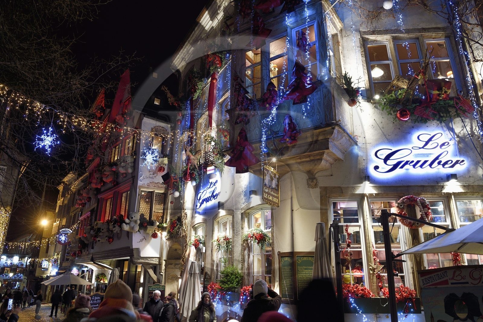 France, Bas-Rhin (67), Strasbourg, vieille ville classée au Patrimoine Mondial de l’UNESCO, la rue du Maroquin avec ses décors de Noël