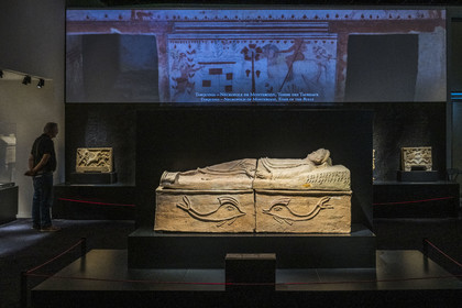 France, Gard (30), Nîmes, Musée de la Romanité, Etrusques, une civilisation de la Méditerranée, sarcophage étrusque masculin (Tuscania fin du IIème siècle av. J.-C.) (exposition temporaire)