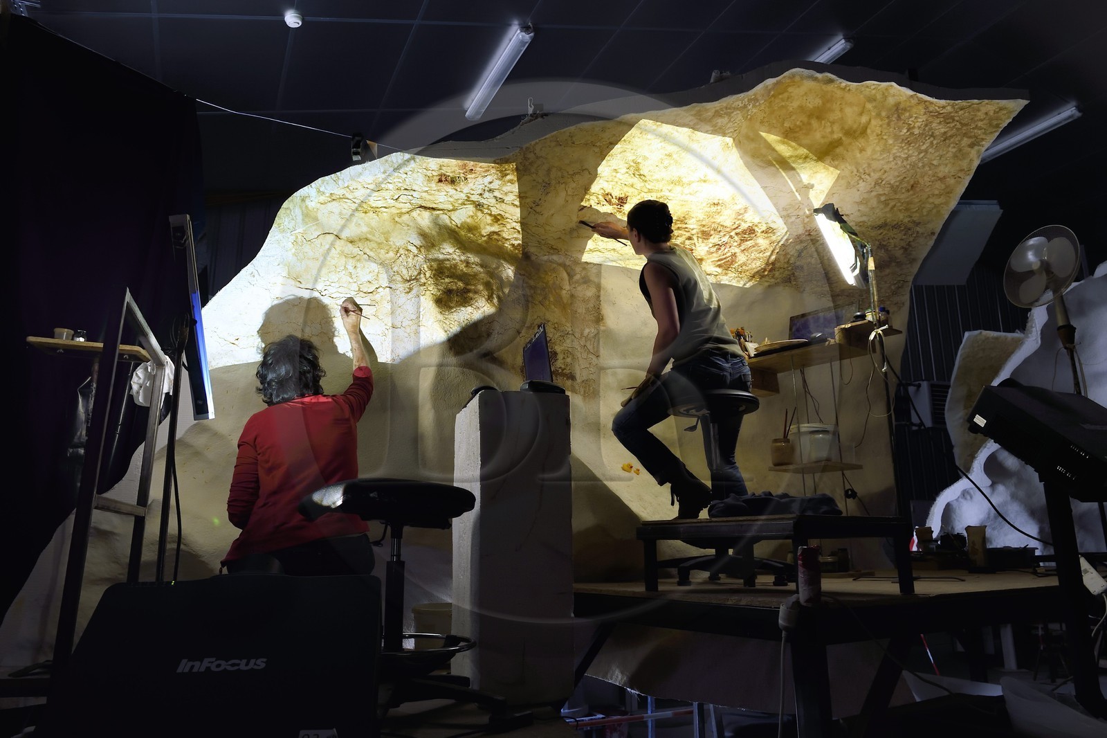 France, Dordogne (24), Montignac, l’Atelier des Fac-Similés du Périgord (AFSP) spécialisé dans la reproduction minérale de parois ornées de la préhistoire et en charge de la reconstitution fidèle des parois de la grotte de Lascaux, reproductions des peintures, mention obligatoire Atelier des Fac-Similés du Périgord