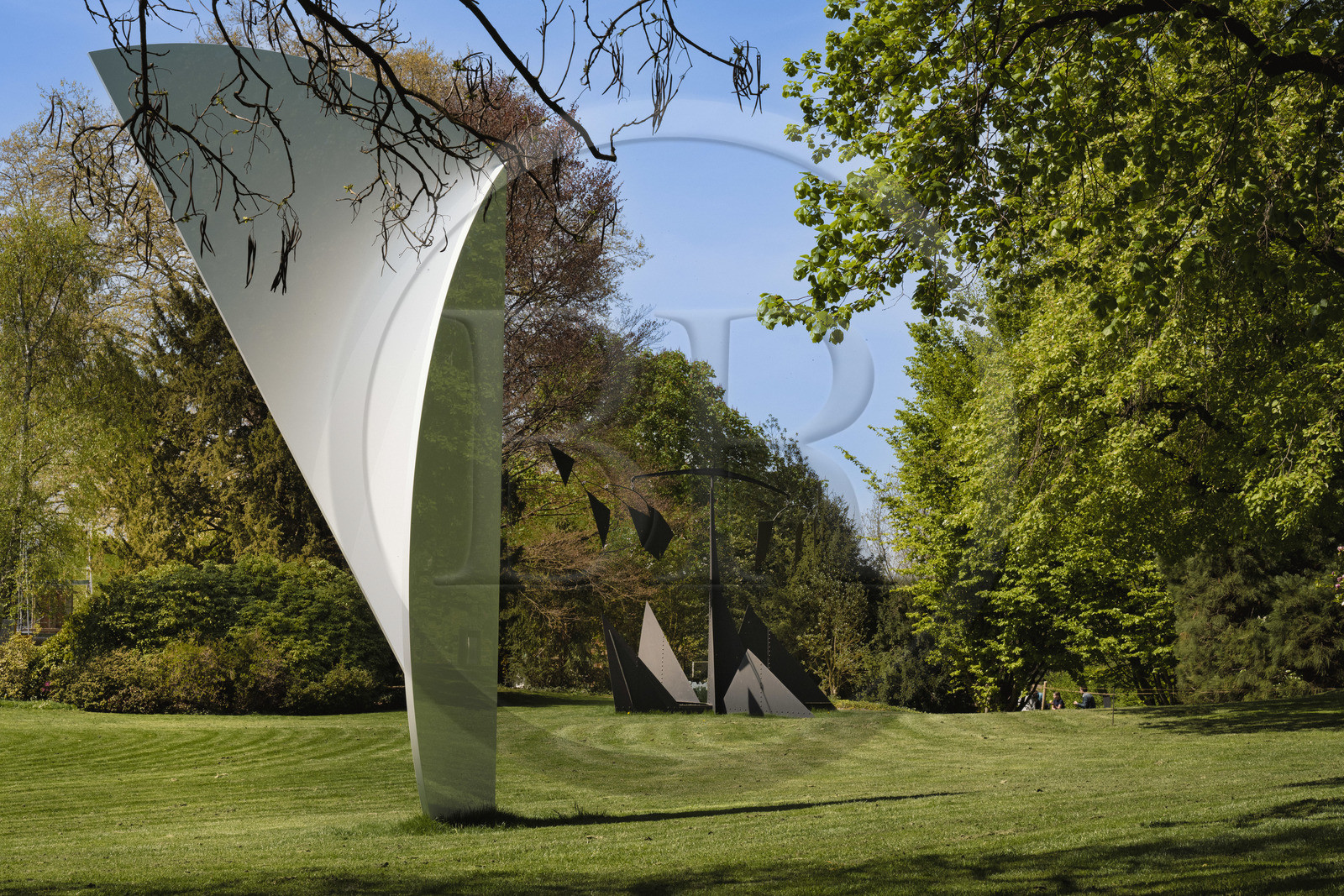 Suisse, Bâle, Riehen, fondation Beyeler, White Curves (2001) by Ellsworth Kelly and The Tree (1966) by Alexander Calder