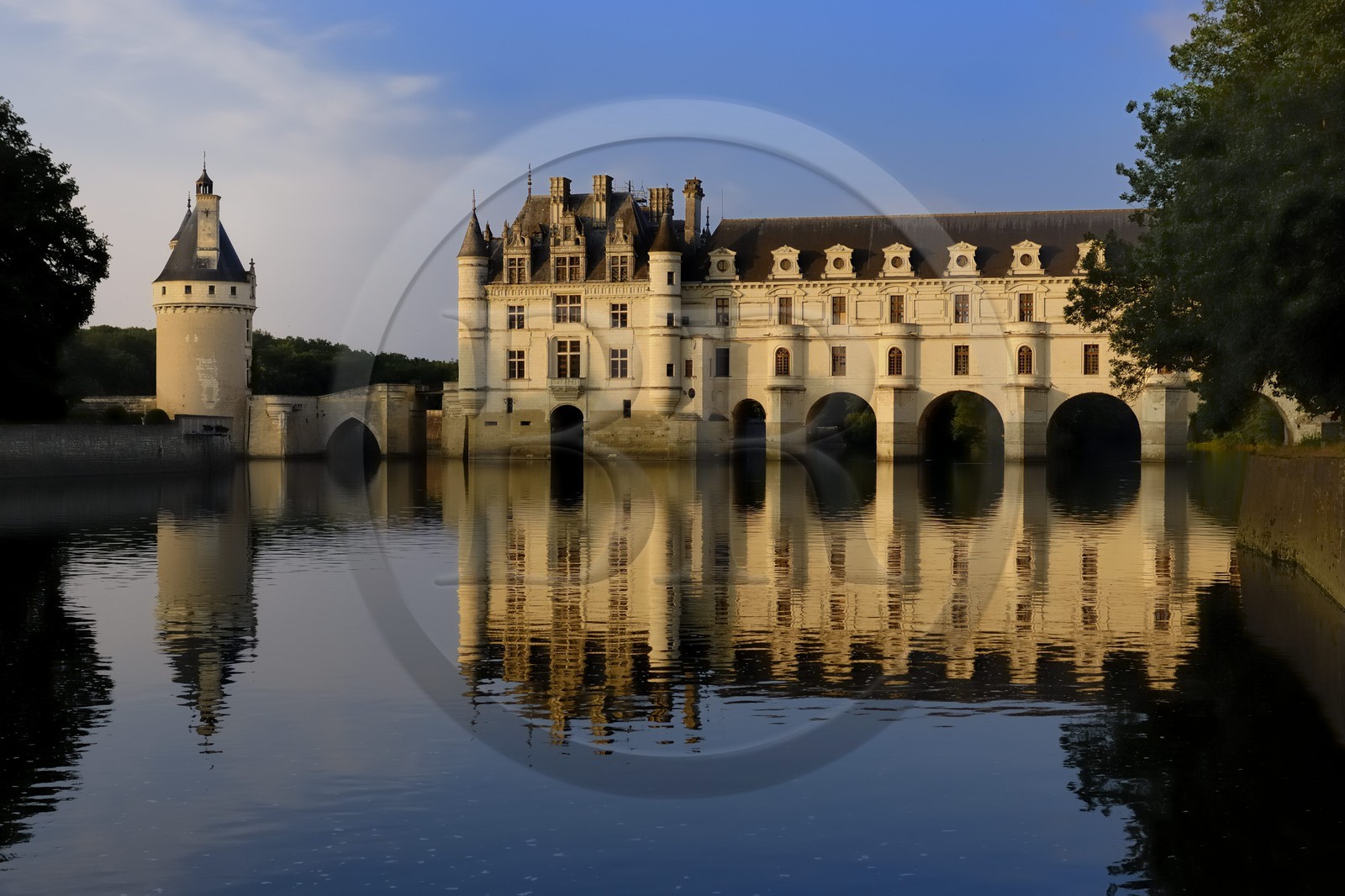 France, Indre-et-Loire (37), château de Chenonceau de style Renaissance qui enjambe le Cher, édifié de 1513 à 1521 et la tour des Marques