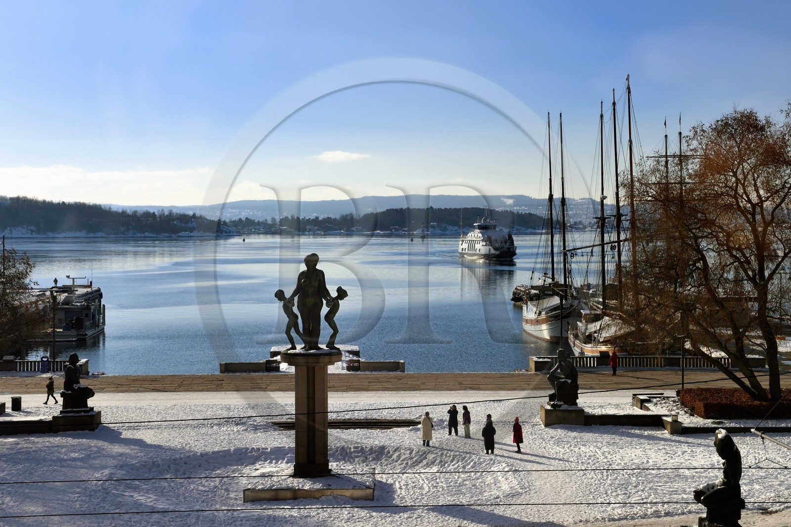 Norway, Oslo, the fjord, the harbor and the Pipervika docks under the snow in front of the city hall (Radhuset)