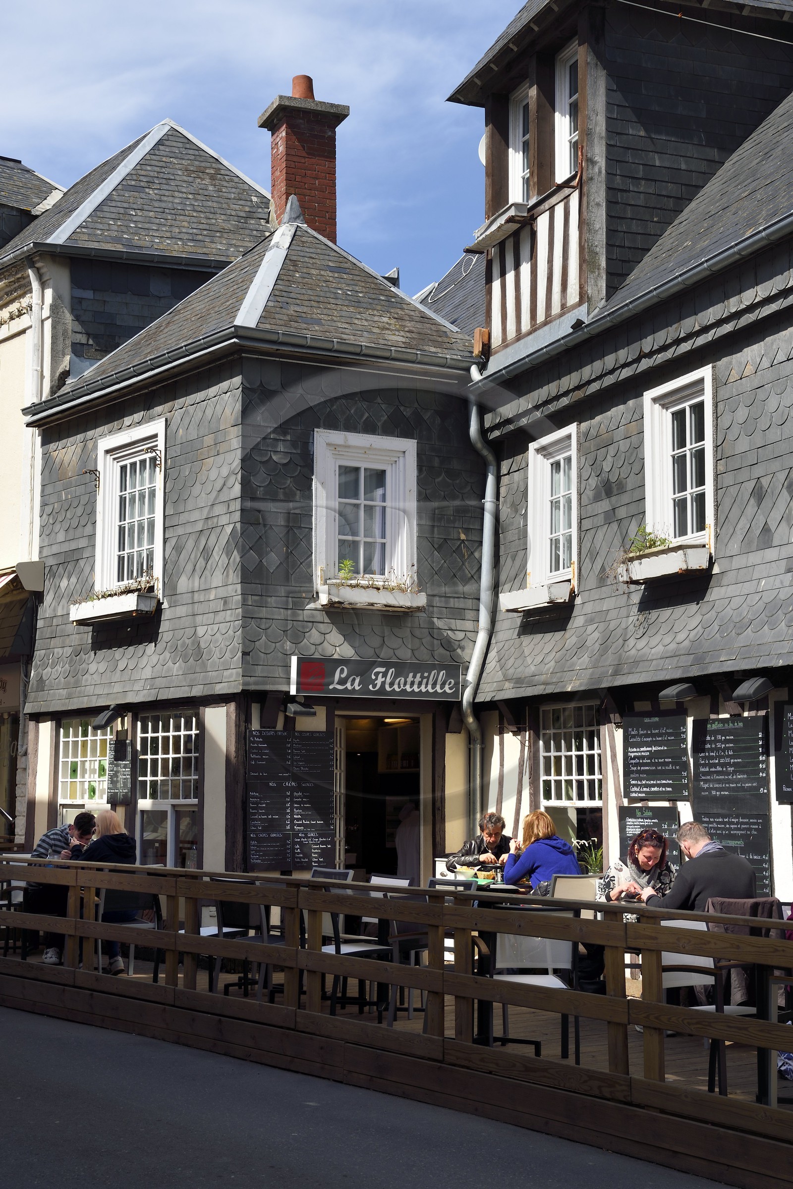 France, Seine-Maritime (76), Pays de Caux, Côte d'Albâtre, Etretat, le restaurant la Flottille dans une maison traditionnelle du centre ville
