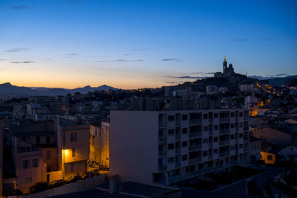 France, Bouches-du-Rhône (13), Marseille, immeuble de la rue Robert et Fénelon Guidicelli et Notre-Dame de la Garde en arrière plan