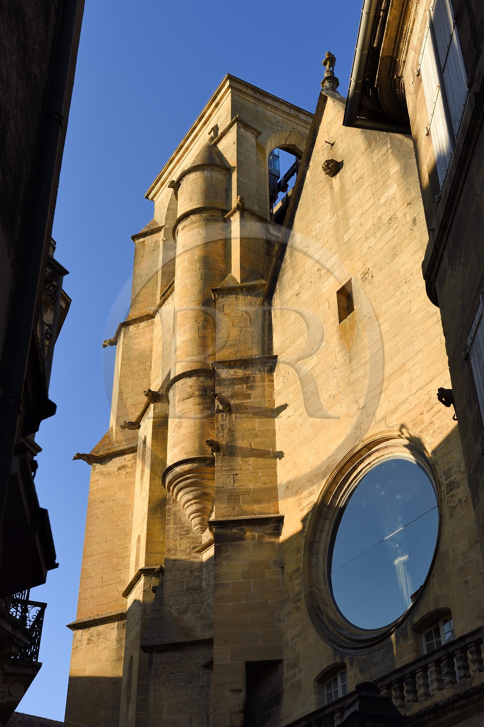 France, Dordogne (24), Périgord Noir, vallée de la Dordogne, Sarlat-la-Canéda, ascenseur dans le clocher de l'église Sainte-Marie reconvertie en marché couvert et espace culturel par l'architecte Jean Nouvel, Architecte Jean Nouvel, Mention obligatoire