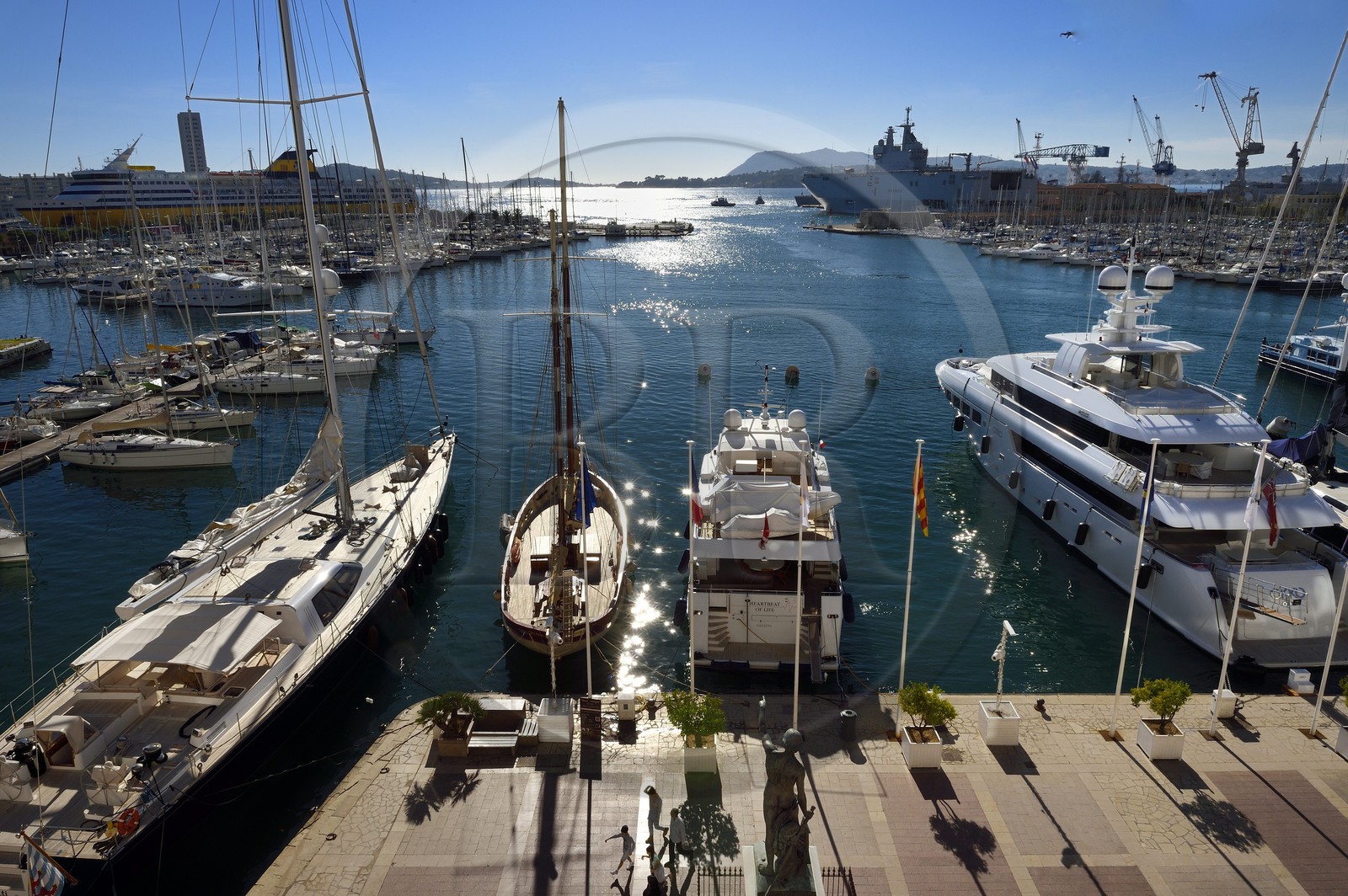 France, Var (83), Toulon, quai Cronstadt, statue du Génie de la Navigation de 1847 appelée Cuverville par les toulonnais qui ouvre sur le port