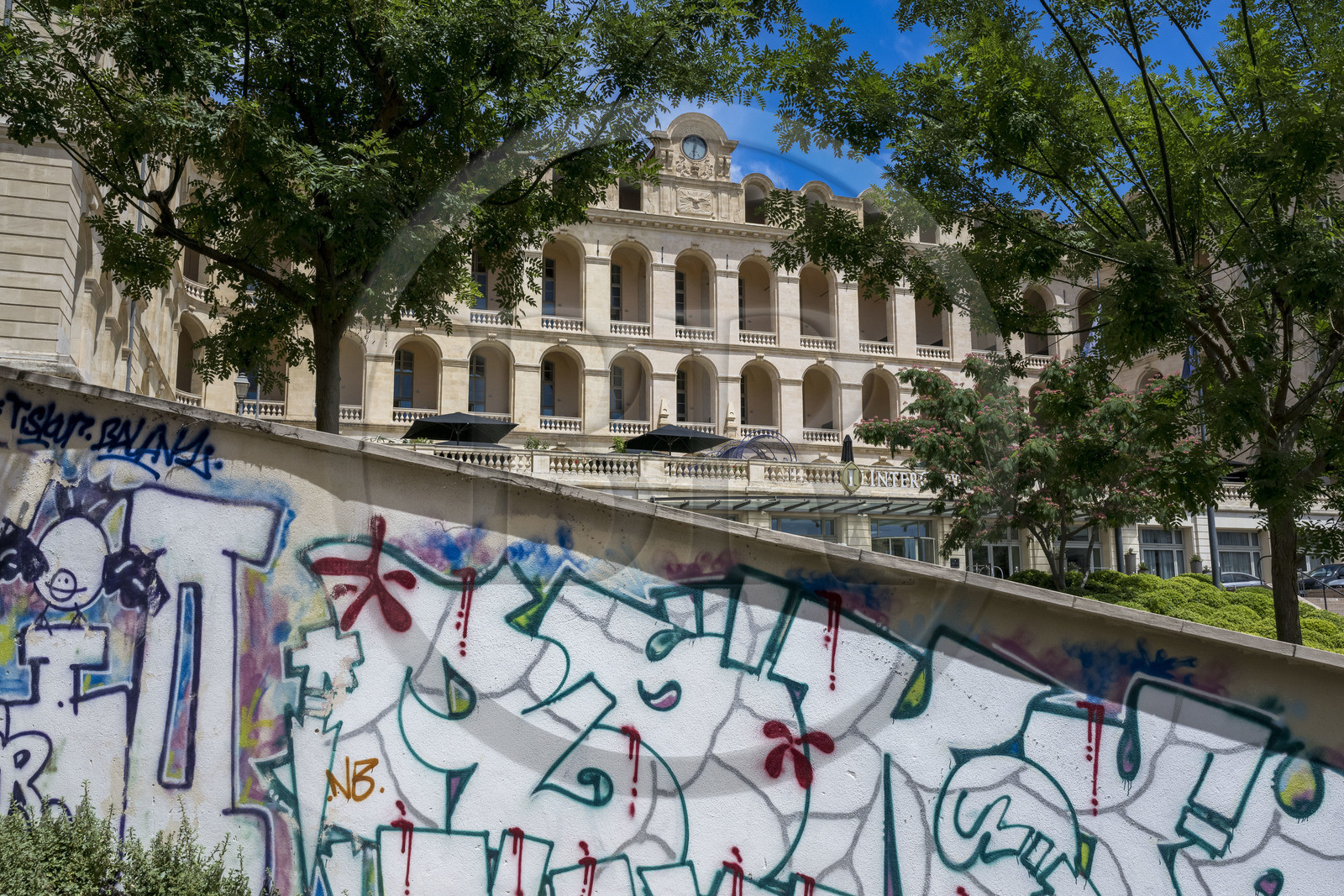 France, Bouches-du-Rhône (13), Marseille, quartier du Panier, graffitis sur le mur d’enceinte de l'hôtel Intercontinental et ancien hôtel Dieu (XVIe siècle)
