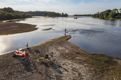 France, Maine-et-Loire (49), vallée de la Loire classée au Patrimoine Mondial par l'UNESCO, randonnée à bicyclette le long des berges de la Loire, campement pour la nuit sur un des bancs de sable formant des îles sur la Loire, une gabarre (bateau traditionnel à fond plat) en arrière plan (vue aérienne)