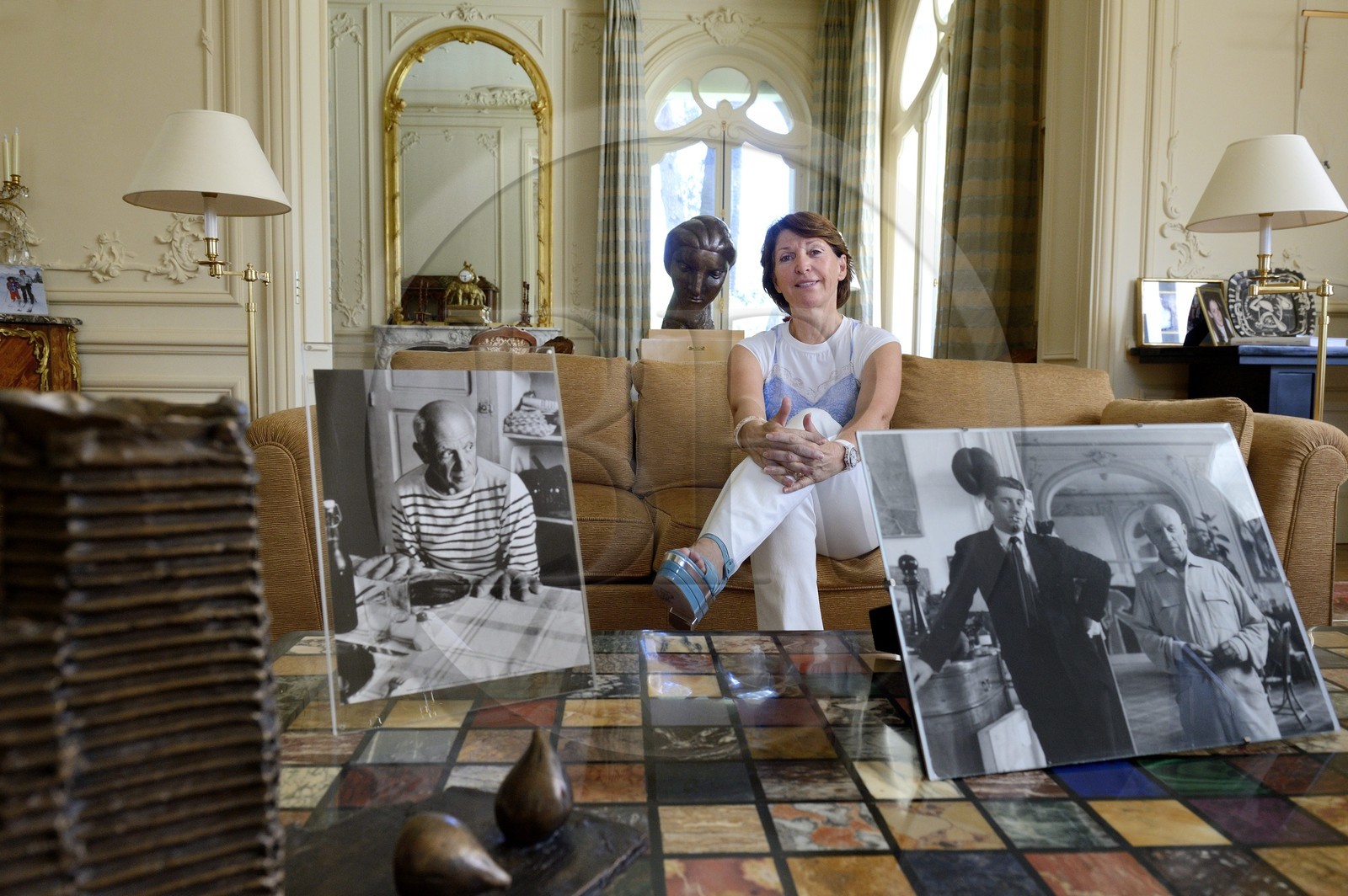 France, Alpes-Maritimes (06), Cannes, salon de la villa La Californie où vécu Pablo Picasso, aujourd'hui renommé le Pavillon de Flore par Marina Picasso, Marina Picasso petite fille de Picasso et dans le cadre de droite, Paolo Picasso et son père