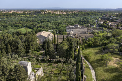 France (30), Gard, Villeneuve-lès-Avignon, l'ancienne abbaye bénédictine dans le Fort Saint André, le Palais des Papes  à Avignon classé Patrimoine mondial de l'UNESCO en arrière plan (vue aérienne)