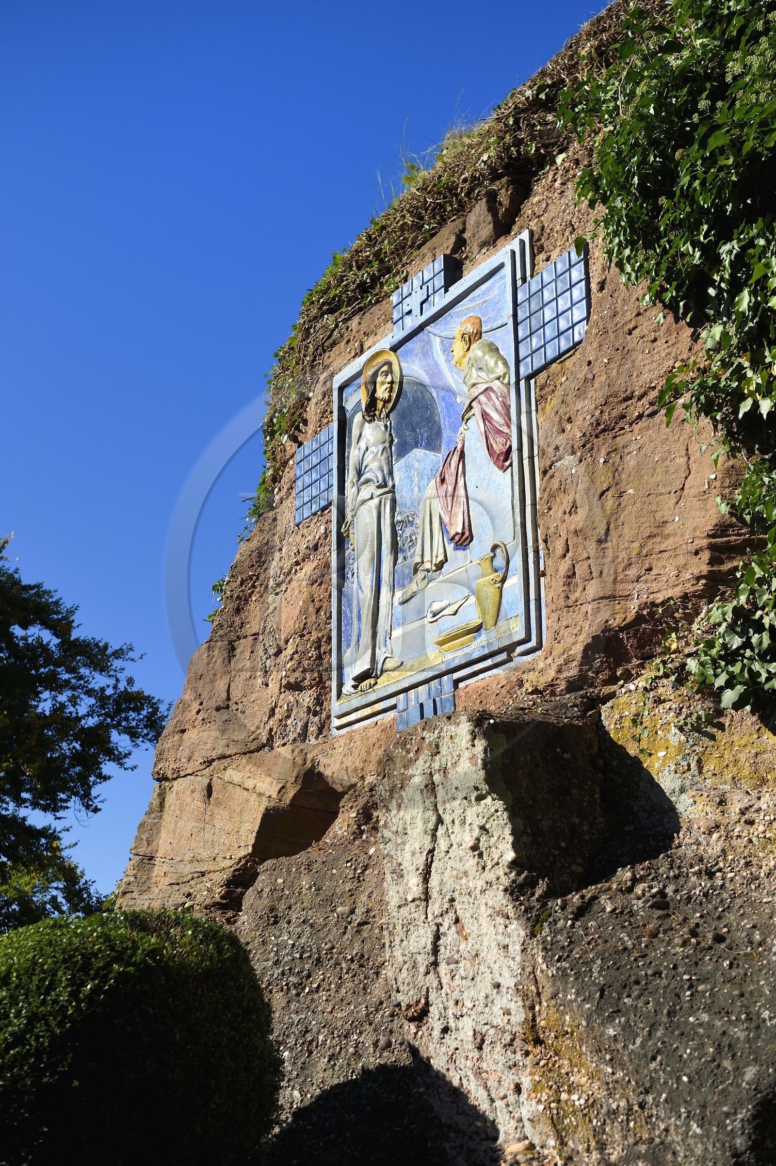 France, Bas-Rhin (67), Mont Saint-Odile, chemin de croix monumental réalisé de 1933 à 1935 par le céramiste Léon Elchinger en bordure de l'abbaye de Hohenbourg encore appelée couvent du Mont-Sainte-Odile