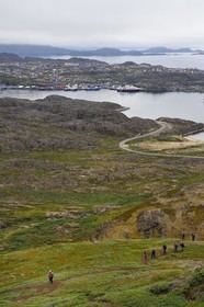Groenland, région du centre ouest, Sisimiut (autrefois Holsteinsborg) et la baie de  de Kangerluarsunnguaq, randonneurs sur la montagne de Palasip Qaqqaa, Sentier Præstefjeldet