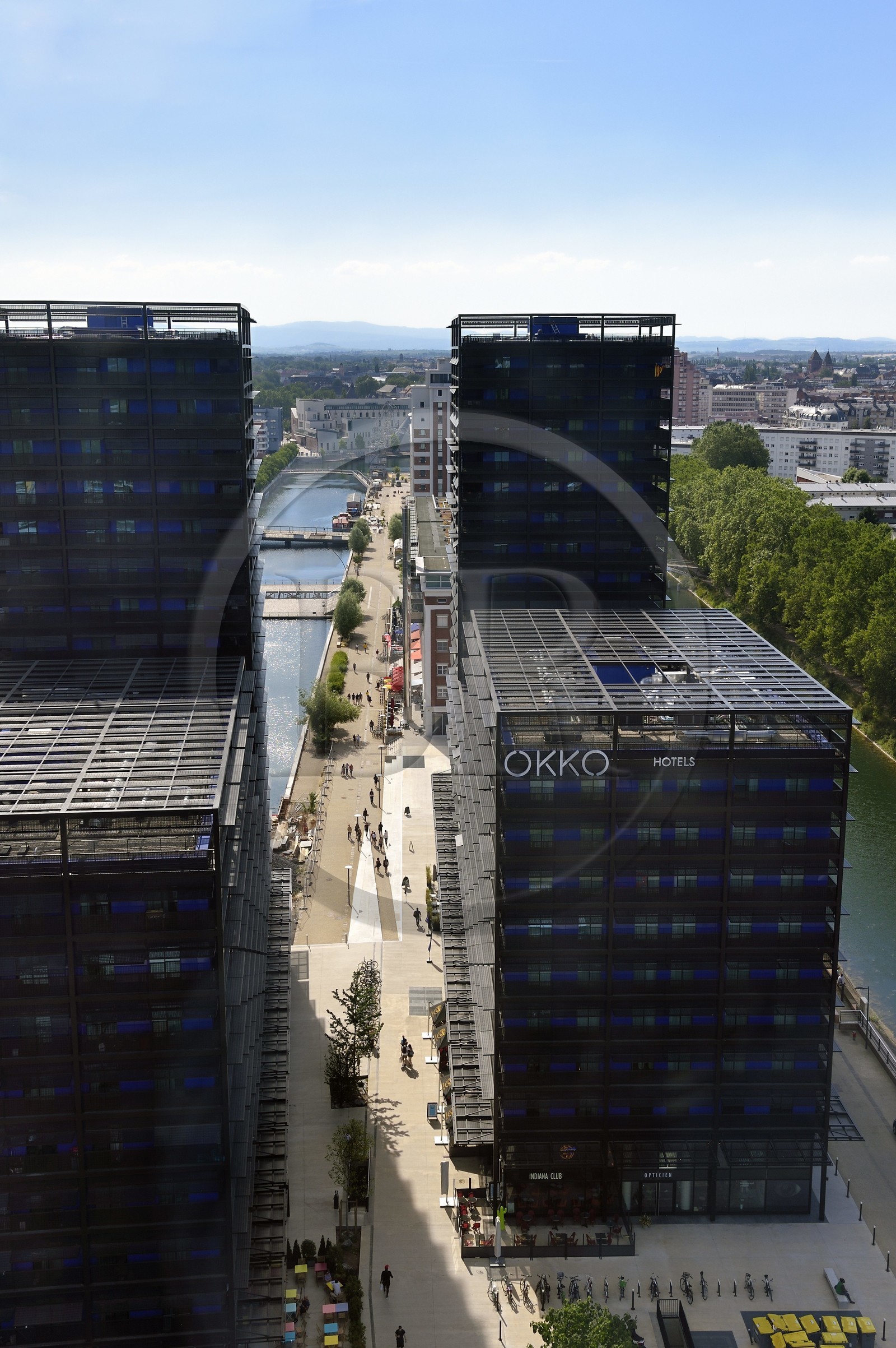 France, Bas-Rhin (67), Strasbourg, amenagement du port du Rhin et reconversion du mole du Bassin d'Austerlitz, presqu'ile Malraux, immeubles les Black Swans par l’architecte Anne Demians
