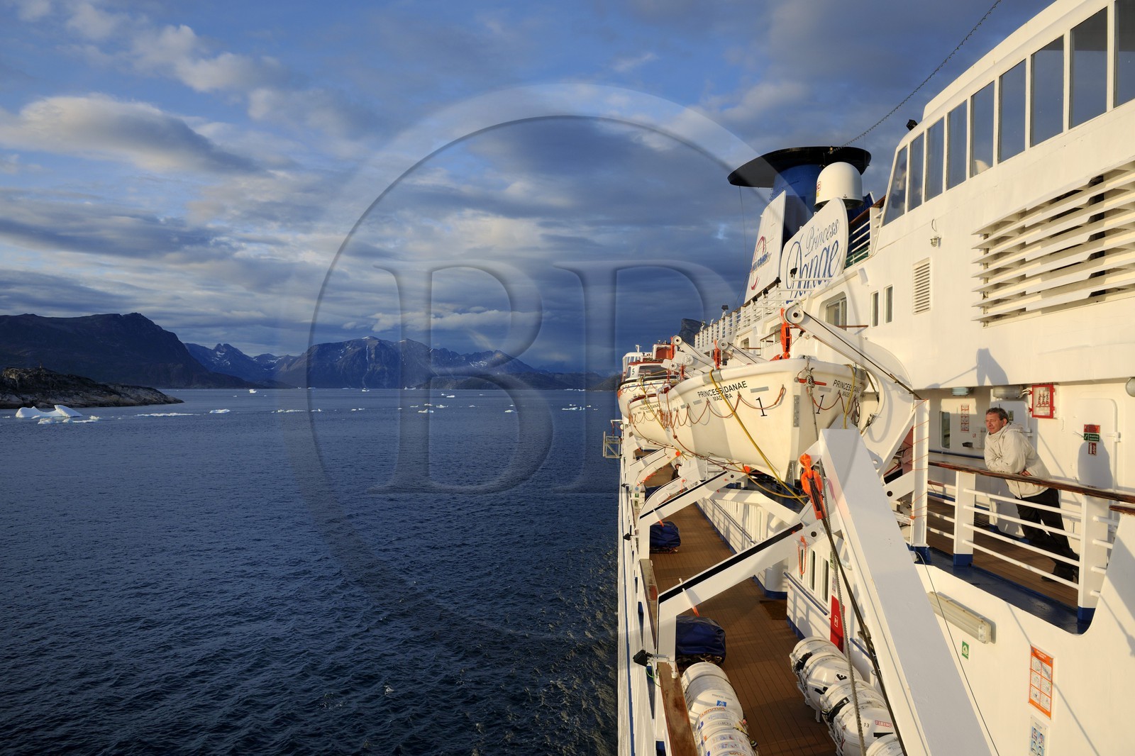 Groenland, fjord de Nanortalik, le bateau de croisière le Princess Danané progressant entre les icebergs