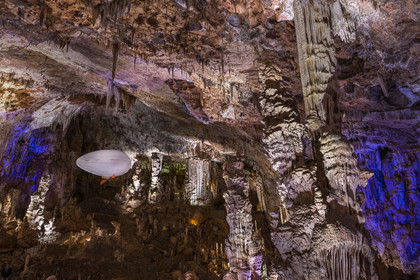 France, Gard (30), Méjannes-le-Clap, grotte de La Salamandre, découverte de la grotte en Aéroplume®, un ballon dirigeable individuel gonflé à l'hélium qui permet de s'envoler en battant des ailes