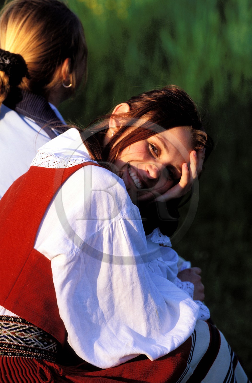 Estonie (Pays Baltes), île de Saaremaa, village de Mustila, jeunes filles en costume traditionnel