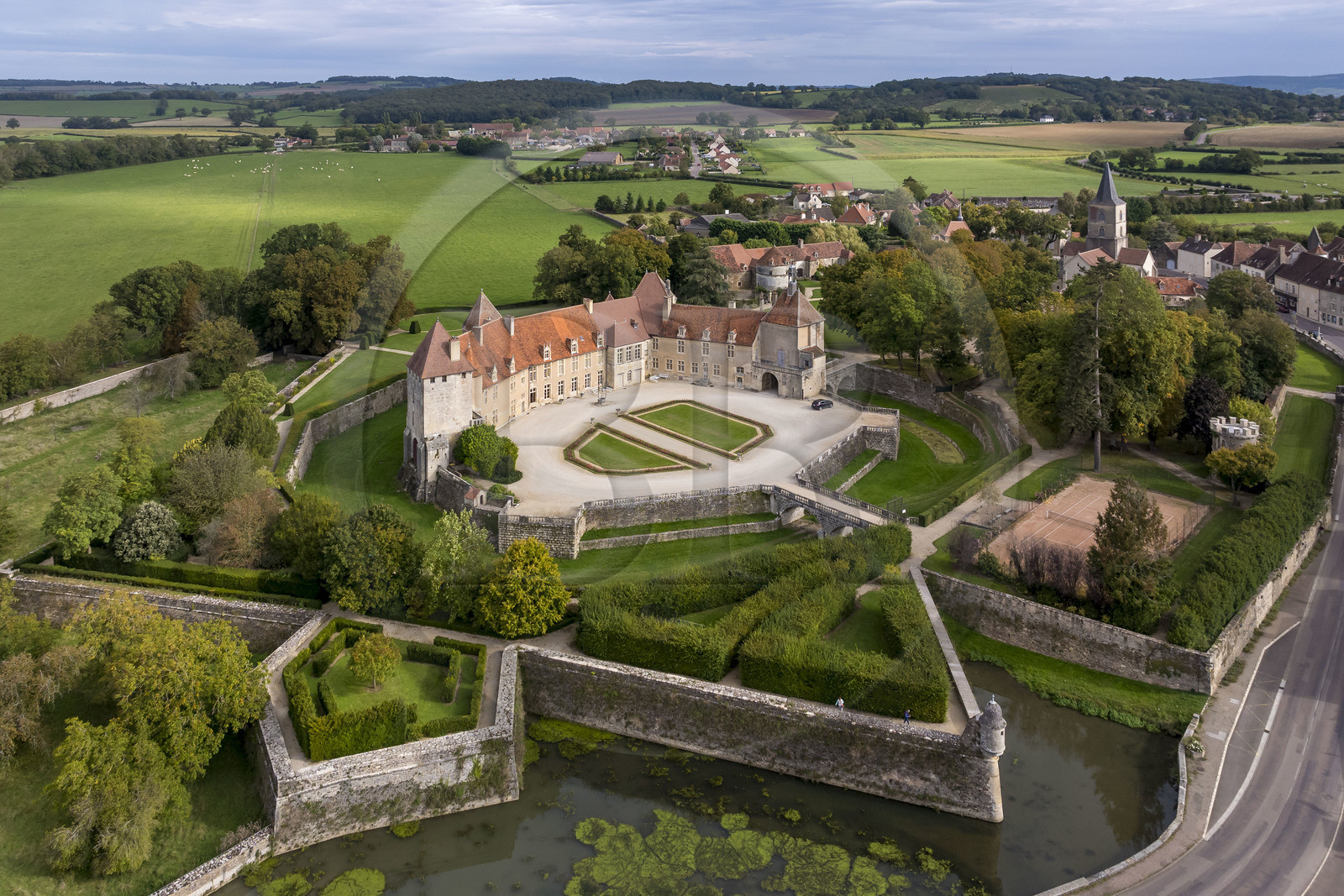 France, Côte-d'Or (21), Epoisses, le château d'Epoisses et sa double enceinte fortifiée (vue aérienne)