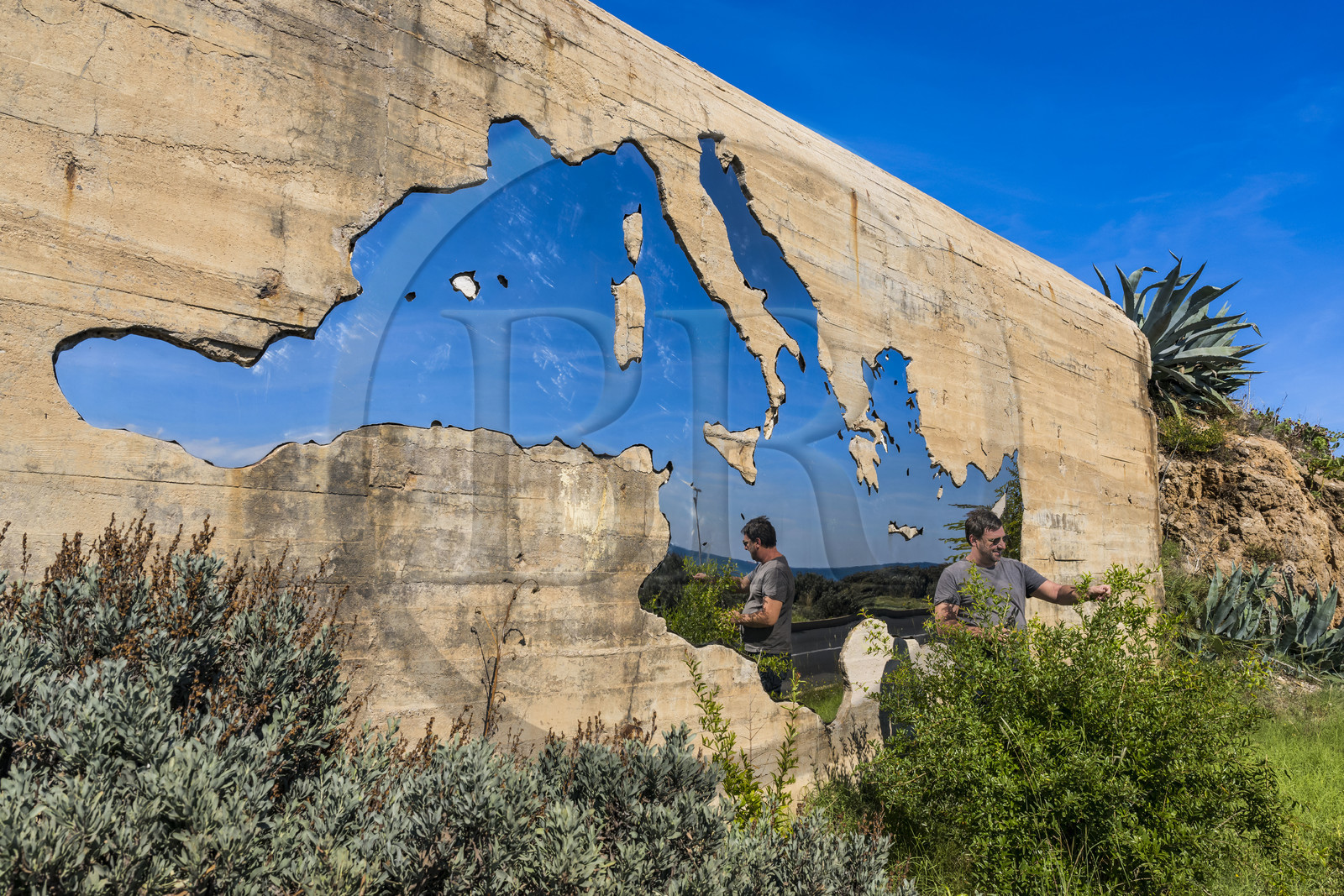 France, Hérault (34), Sète, l'artiste plasticien Jean Denant devant son oeuvre La Traversée (transposée par la suite en Mare Nostrum) encastrée dans le bunker de la promenade de la Corniche