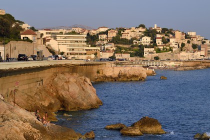 France, Bouches-du-Rhône (13), Marseille, quartier du Roucas Blanc, la Corniche JF Kennedy, plage du Prophète en arrière plan