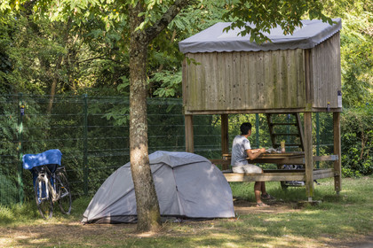 France, Maine-et-Loire (49), vallée de la Loire classée au Patrimoine Mondial par l'UNESCO, Saumur, Flower Camping l'Ile d'Offard, tente surélevée, hebergement destiné aux cyclistes