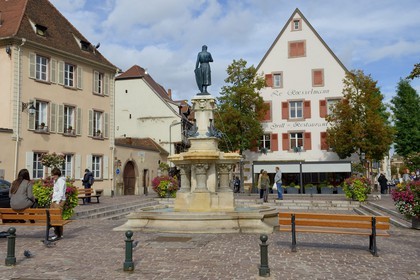 France, Haut-Rhin (68), Colmar, place des Six-Montagnes-Noires, la fontaine Roesselmann par Auguste Bartholdi inaugurée en 1854