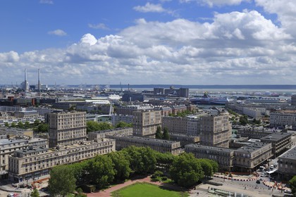 France, Seine-Maritime (76), Le Havre, Centre-ville reconstruit du Havre par Auguste Perret classé Patrimoine Mondial de l'UNESCO, immeubles Perret autours des jardins de l'Hotel de Ville et le port en arrière plan