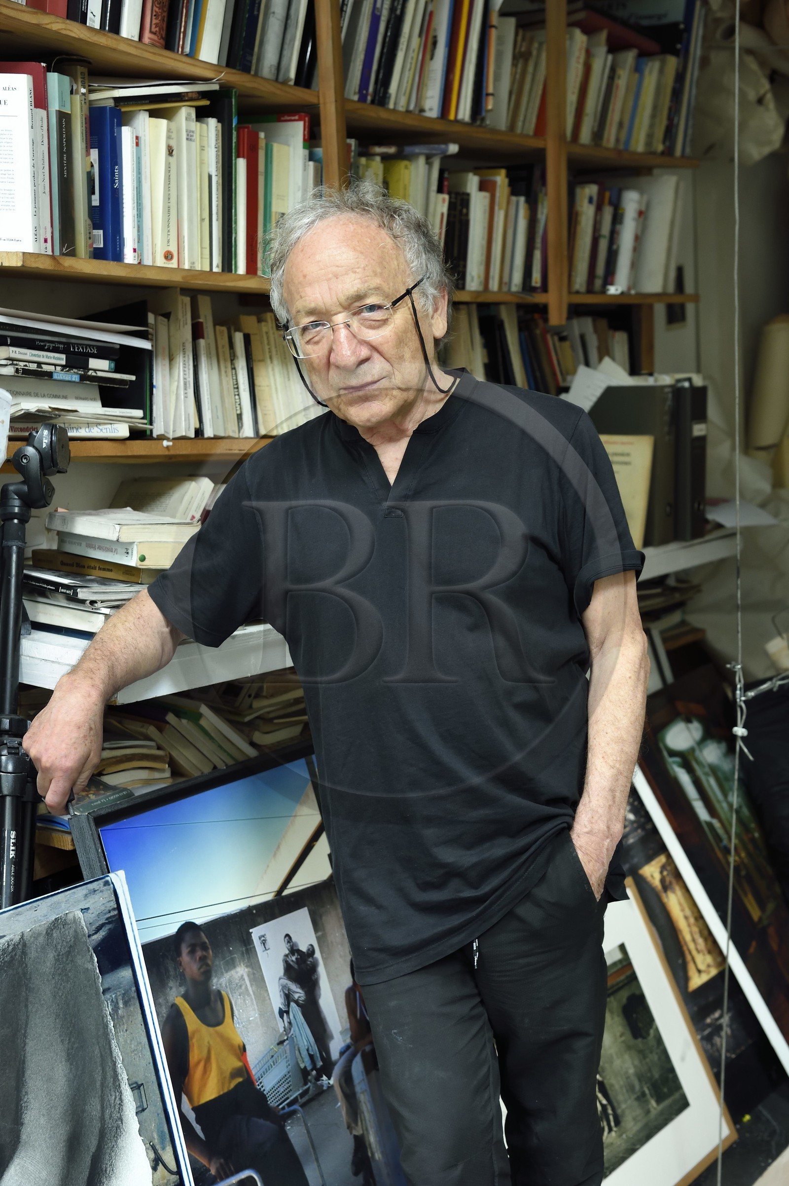 France, Ivry-sur-Seine (94), l'artiste plasticien Ernest Pignon-Ernest dans son atelier