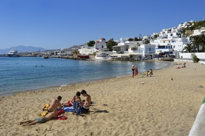 Grèce, Les Cyclades, mer Égée, île de Mykonos, la plage de Chora (Mykonos town)