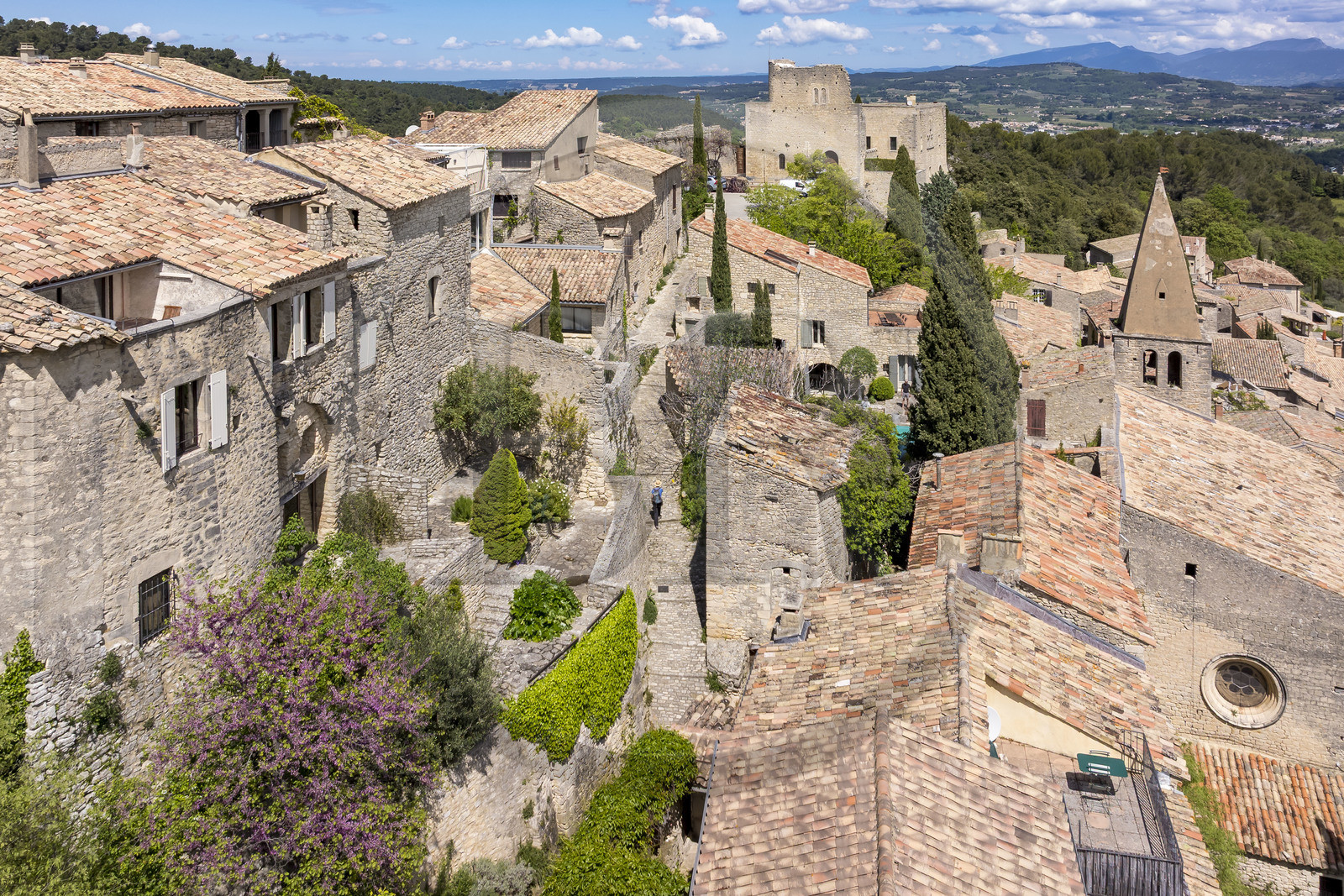 France, Vaucluse (84), Dentelles de Montmirail, le village perché de Crestet et son chateau du IXe siècle (vue aérienne)