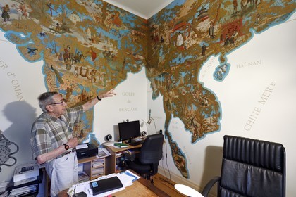 France, Allier (03), Vichy, villa art Déco René Jeux, Paul Peronnet dans son bureau, carte murale de l'Orient rêvé des voyageurs, des déserts d’Asie centrale aux temples du Japon, peinte à la main sur du contreplaqué par Max Moreau en 1942