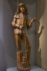France, Paris (75), Musée de Cluny - Musée national du Moyen-Age, Saint Florian de Lorch, Autriche vers 1510,  revêtu d'une armure figuré éteignant un incendie, bois