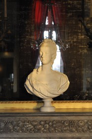 France, Yvelines (78), château de Versailles, classé Patrimoine Mondial de l'UNESCO, le domaine de Marie-Antoinette, le Petit Trianon, grande salle à manger avec un buste de Marie-Antoinette sur la cheminée