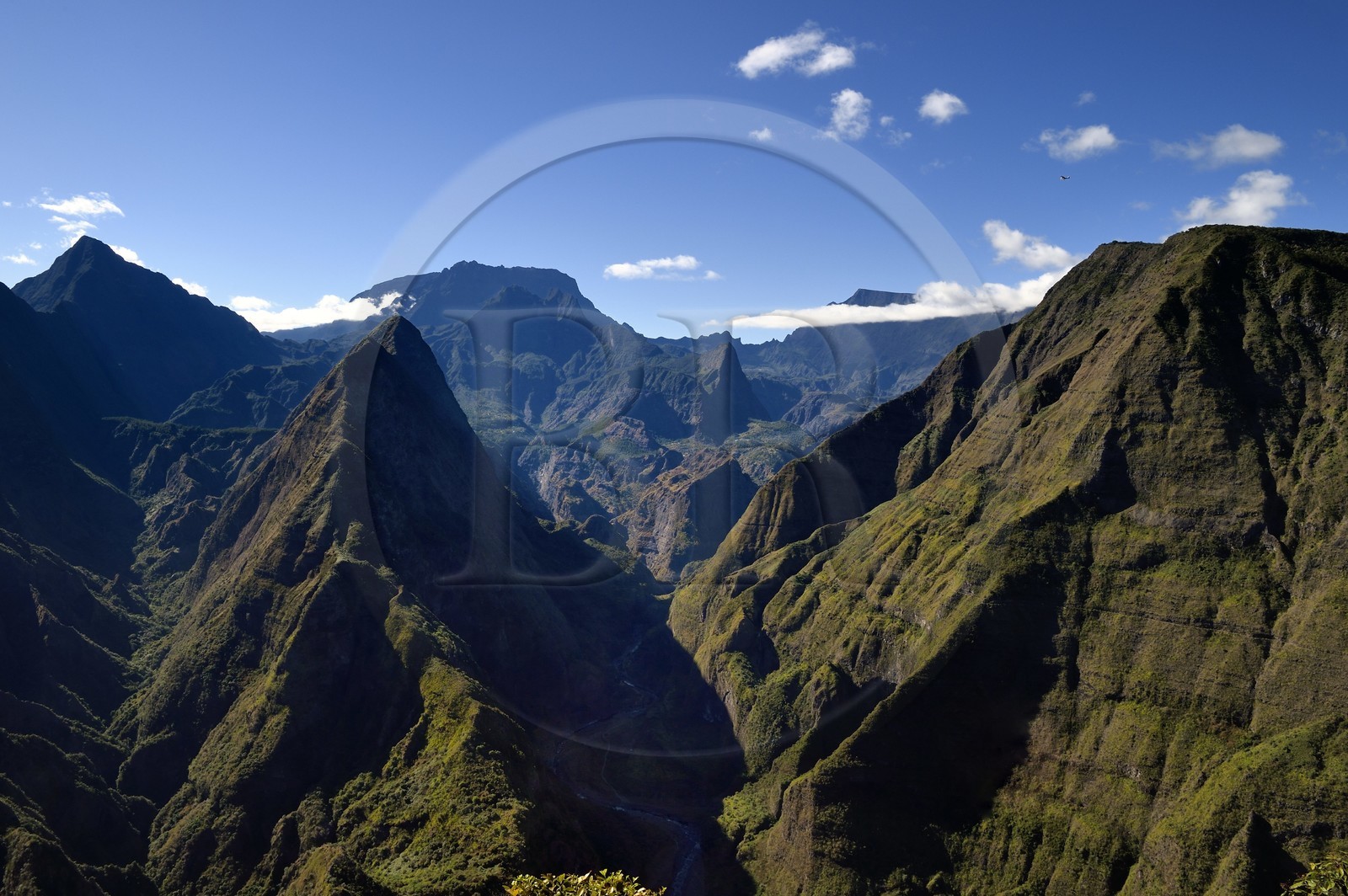 France, Ile de la Reunion, Parc National de la Réunion classé Patrimoine Mondial de l'UNESCO, La Possession, vers le village de Dos D'ane, randonnée de la Roche Bouteille par le sentier Cap Noir, le Cirque de Mafate, le Piton Cabris à gauche et le sentier de la canalisation des Orangers à droite dans la montagne