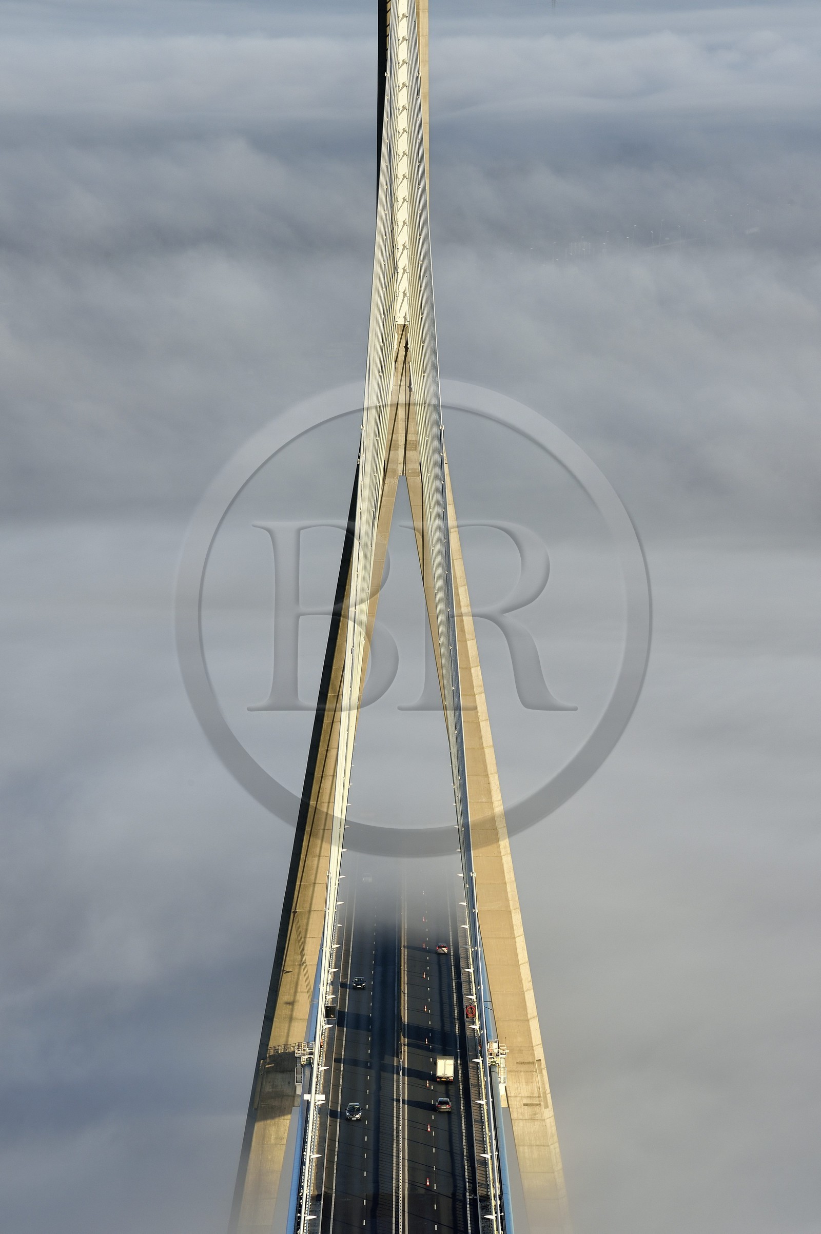 France, entre Calvados (14) et Seine-Maritime (76), le Pont de Normandie qui émerge des brumes matinales de l'automne et enjambe la Seine, vue depuis le sommet du pylone sud