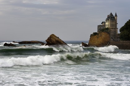 France, Pyrénées-Atlantiques (64), Pays-Basque, Biarritz, La Villa Belza et l'océan à la plage de la Cote des Basques