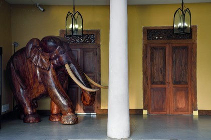 Sri Lanka, Province du Sud, Fort de Galle, classé Patrimoine Mondial de l'UNESCO, sculpture en bois d'un éléphant devant une maison coloniale
