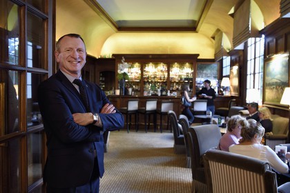 France, Calvados (14), Pays d'Auge, Deauville, Bar de l'Hotel Normandy Barriere, le chef barman Marc Jean