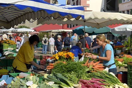 Germany, Baden-Wurttemberg, Freiburg im Breisgau, market day on Munsterplatz