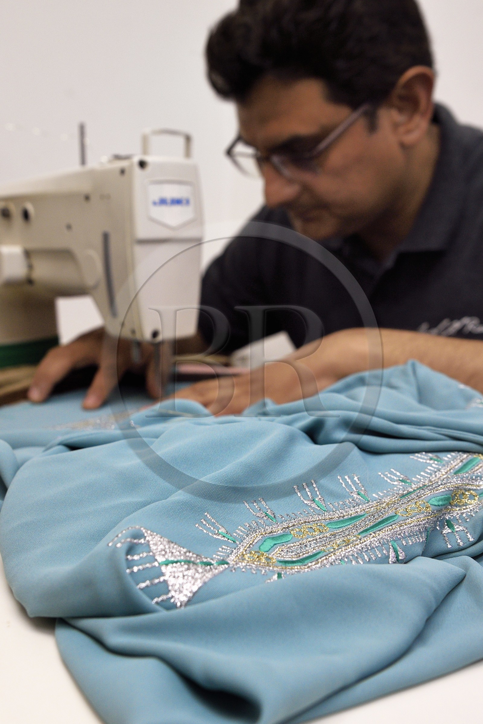 Sultanat d'Oman, Mascate, quartier de Al-Athaiba, atelier de haute couture de Amal Al-Raisi, broderie inspirée de la tradition omanaise