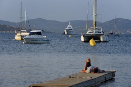 France, Var (83), Saint-Tropez,  baie des Canebiers, ponton sur la plage des Canebiers