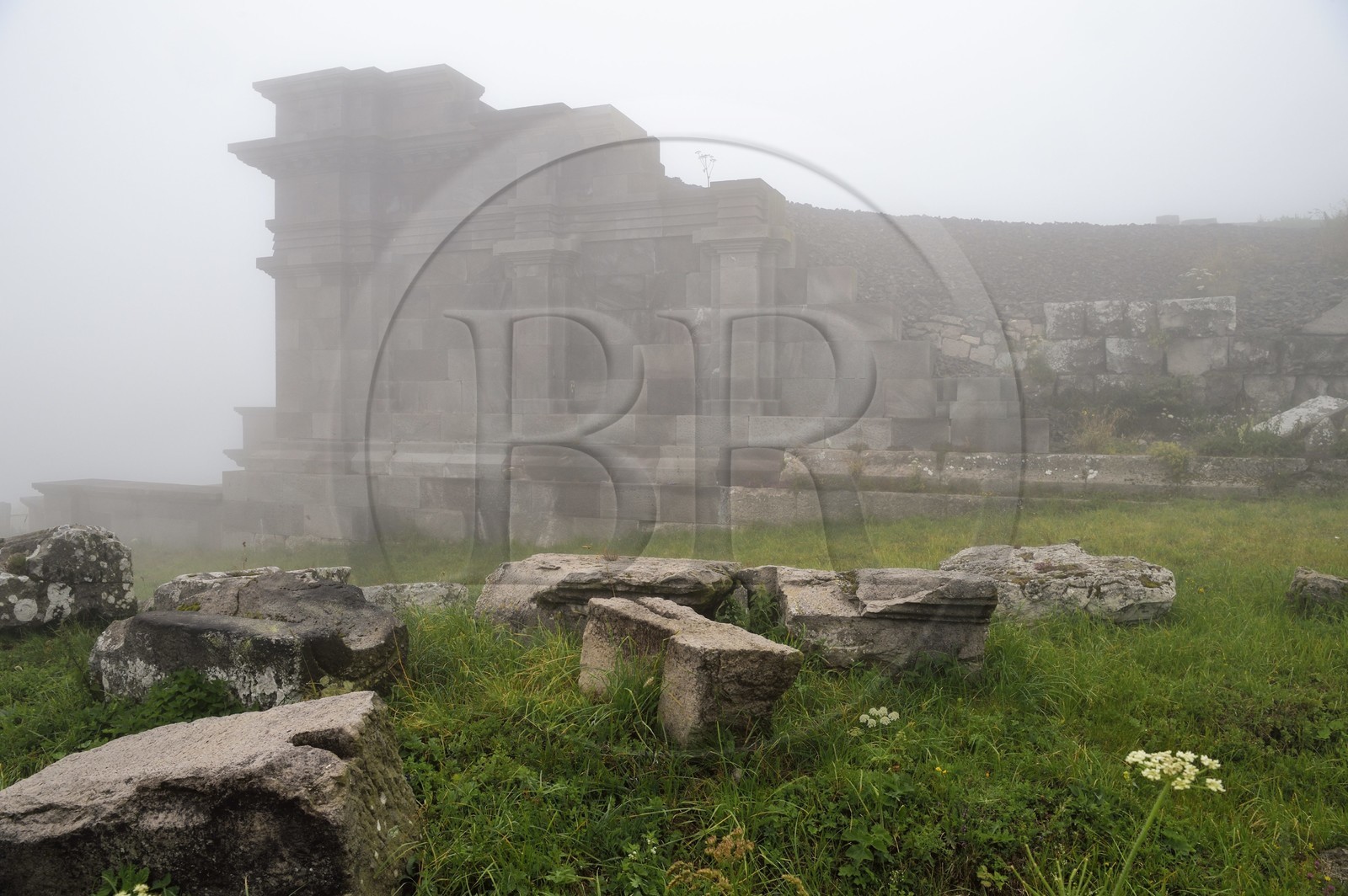 France, Puy-de-Dôme (63), Parc Naturel Régional des Volcans d'Auvergne, Chaine des Puys classée Patrimoine Mondial de l’UNESCO, vestiges partiellement reconstitués du temple de Mercure au sommet du puy de Dôme, temple gallo-romain du IIe siècle