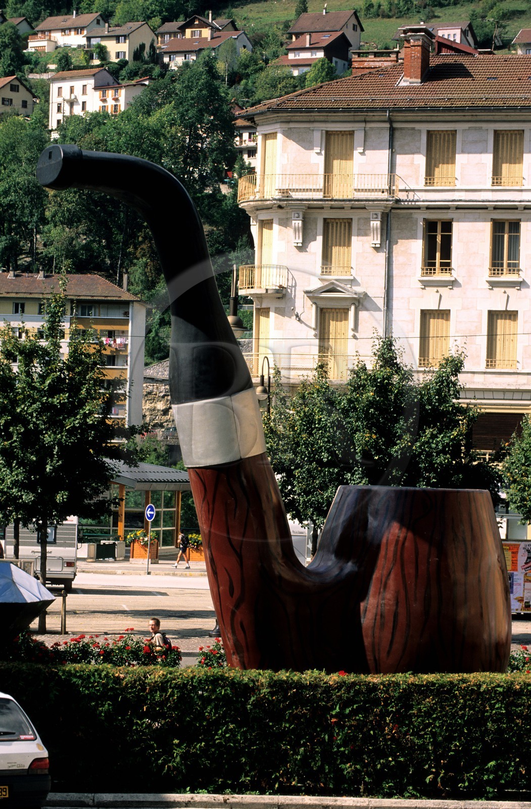 France, Jura (39), Saint-Claude, sculpture géante d'une pipe