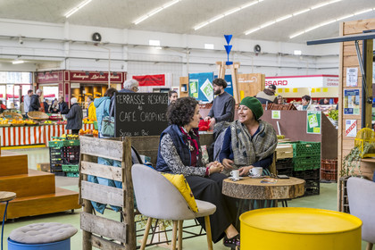 France, Loire-Atlantique (44), Saint-Nazaire, café dans les halles du marché couvert de Saint-Nazaire construites entre 1956 et 1958